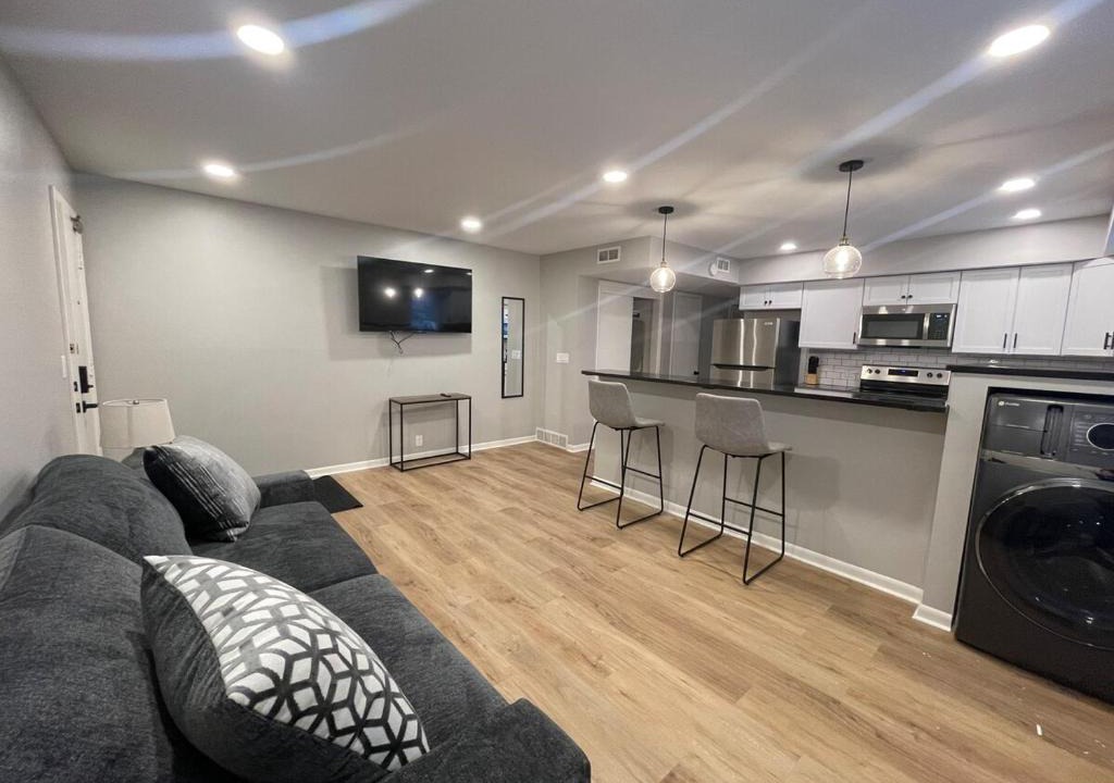 Joslyn Castle Apartment | Cathedral 7-New & Modern near UNMC