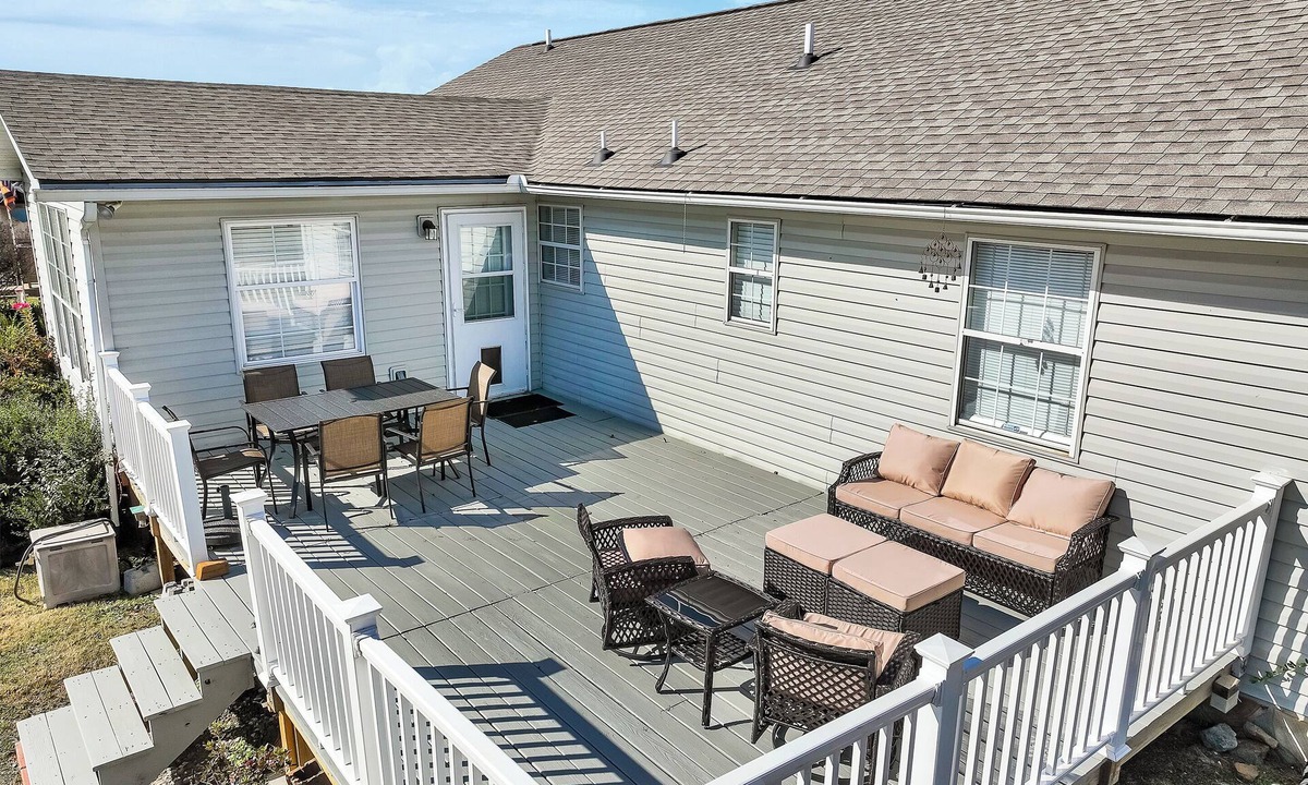 Louisville House | Centerpoint Getaway - The Center of FUN in East TN!