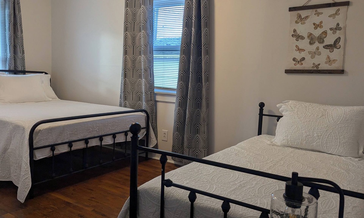 Kirksville House | Central City Escape : 2 Bedroom/Large Yard/Trailer Parking