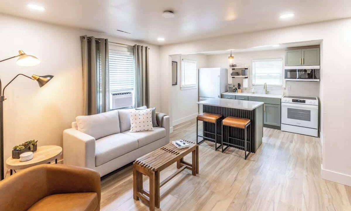 Lincoln Apartment | Central Lincoln Quiet 1BR. Fireplace, 31+Day Stays