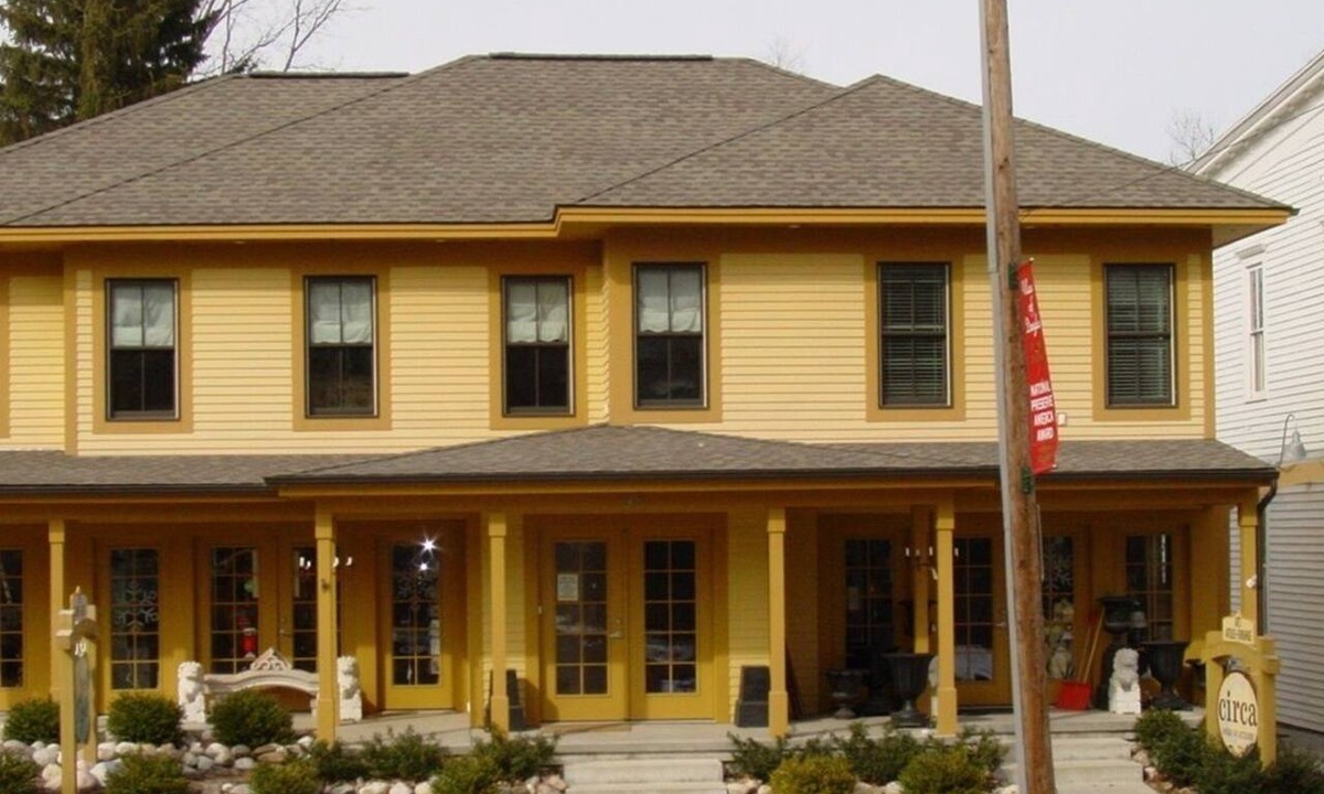 Douglas House | Central Location In Downtown Douglas