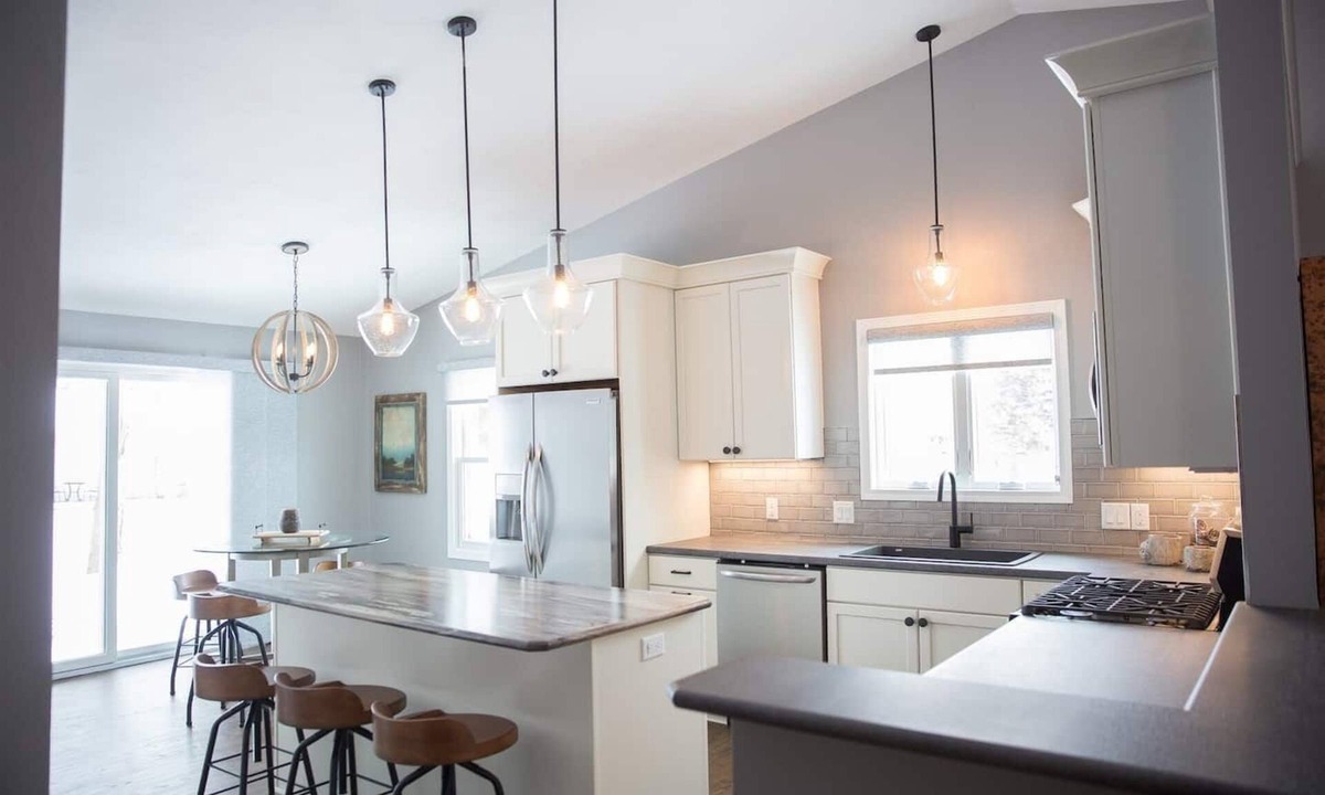 Janesville House | Centrally Located 2BR 2BA Home - Garage Parking & Fully Equipped Kitchen/Laundry