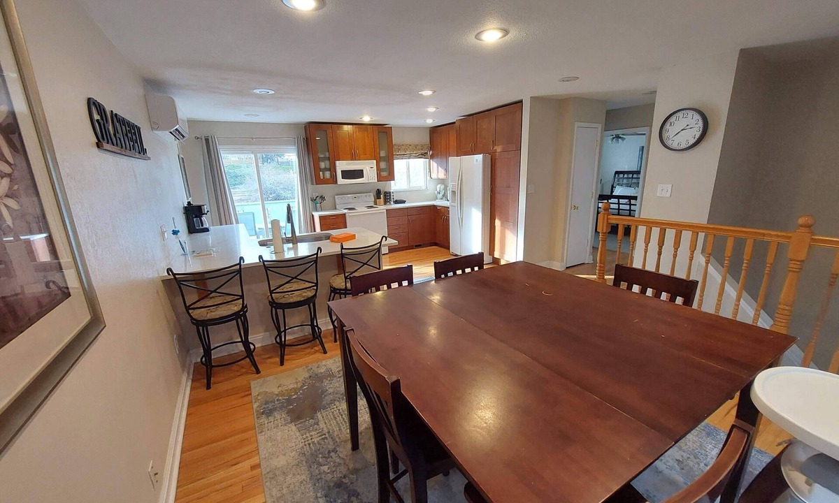 Castlewood House | Centrally located-Dog Friendly-Fenced Yard