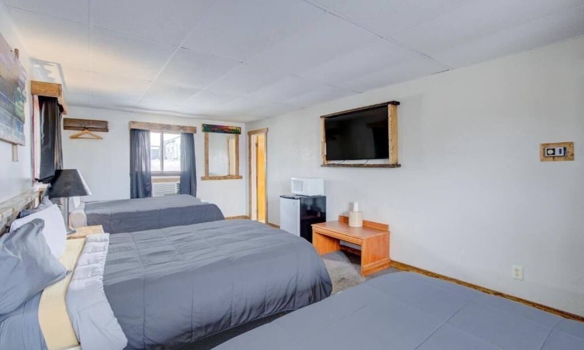 Chamberlain Hotel | Chamberlain Room w/Free Parking for Relaxed Road Trips | Pet-Friendly Stay