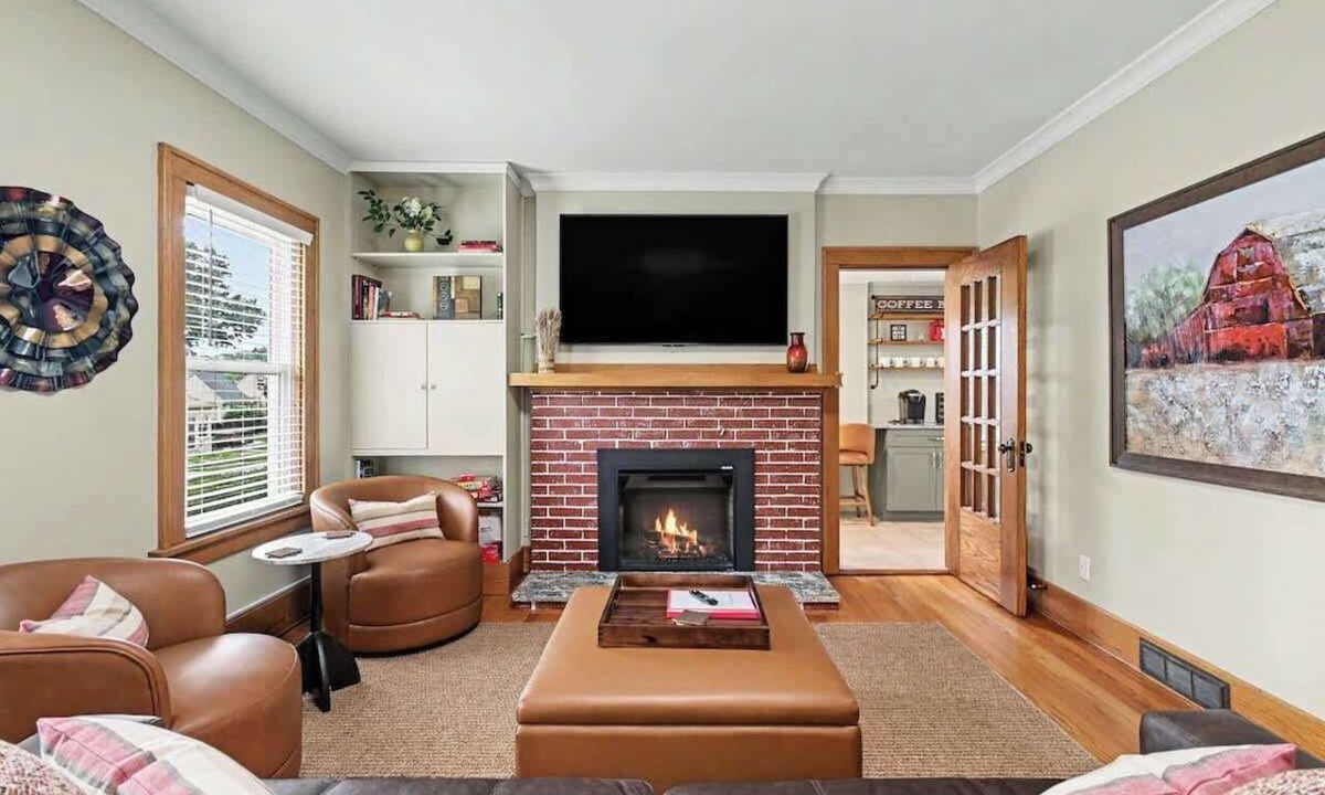 Aksarben - Elmwood Park House | Charm w/EV Charge +Theater + Arcade | Sleeps 12