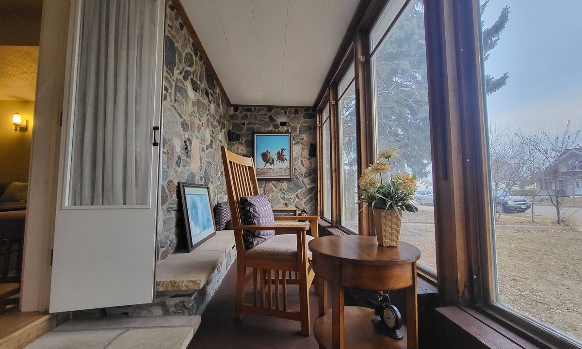 Devils Lake House | Charmer on 4th · 3BR/2BA · Downtown · Fire Pit · Fenced Yard · Enclosed Porch