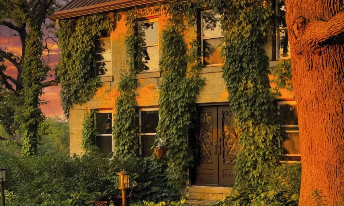 Winterset House | Charming 1855 Stone Farmhouse Retreat – Cozy Stays & Picturesque Views Await