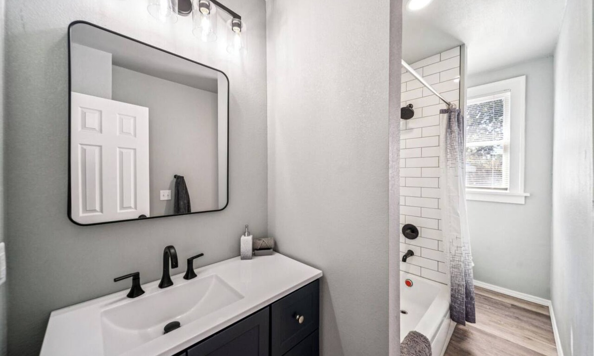 Cherry Street Apartment | Charming 2-bedroom apartment - Cherry Street - Washer Dryer - Cafes Restaurants