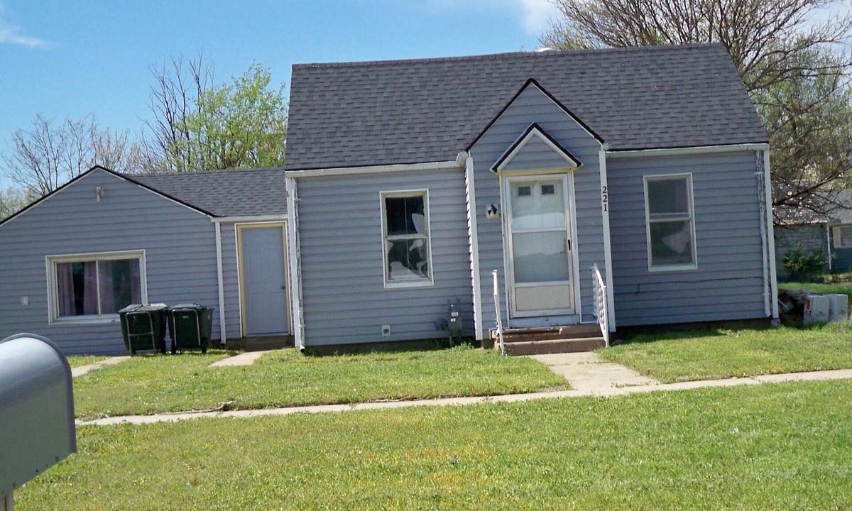 Larned Cottage | Charming 2-bedroom cottage in welcoming Larned with AC,WiFi, full over full bunk