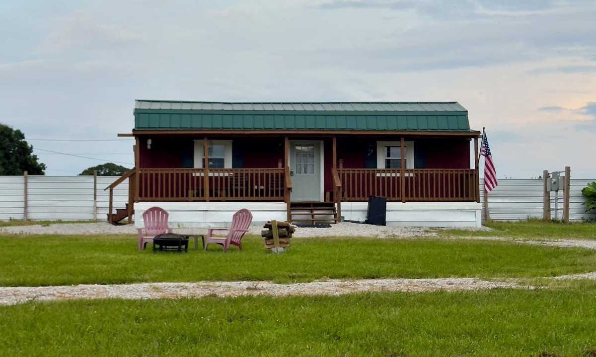 Decherd House | Charming 2-bedroom farmhouse near The Caverns and Woods Reservoir Lake