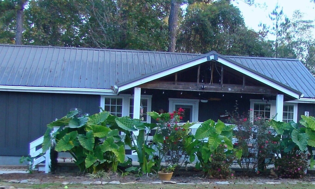Eclectic House | Charming 2 bedroom home in Tallassee, Alabama near Lake Martin