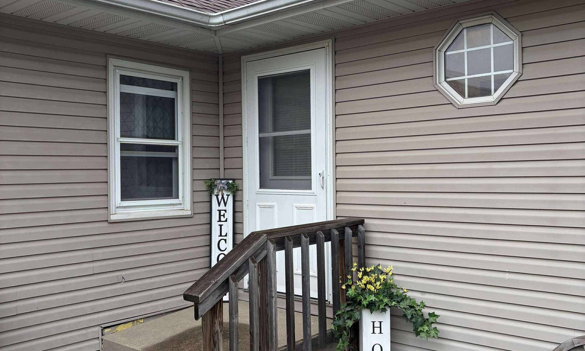 Balaton House | Charming 2-bedroom house w/WiFi, AC in Balaton near Marshall, MN, pet friendly