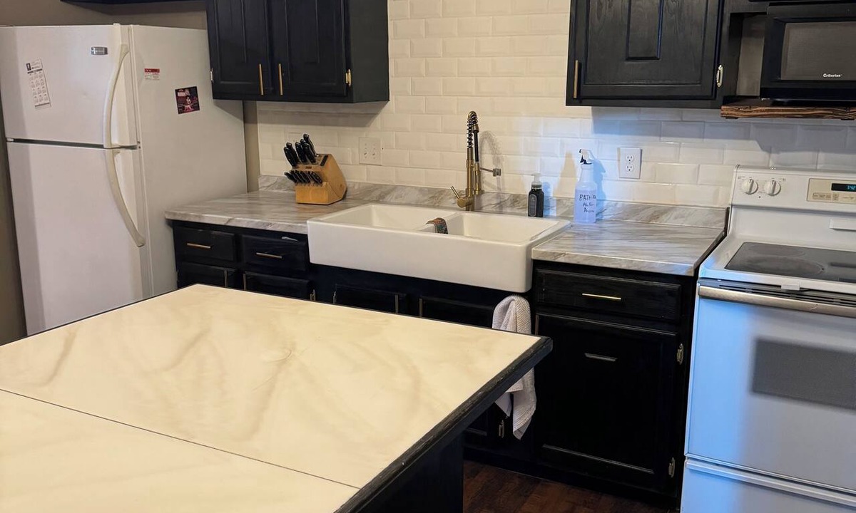 Lincoln House | Charming 2-bedroom townhome in beautiful Midtown Lincoln with WiFi, AC