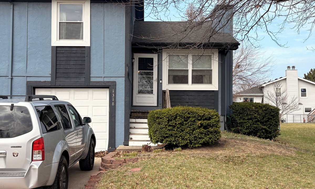Olathe House | Charming 2-bedroom townhome with AC, minutes from I-35