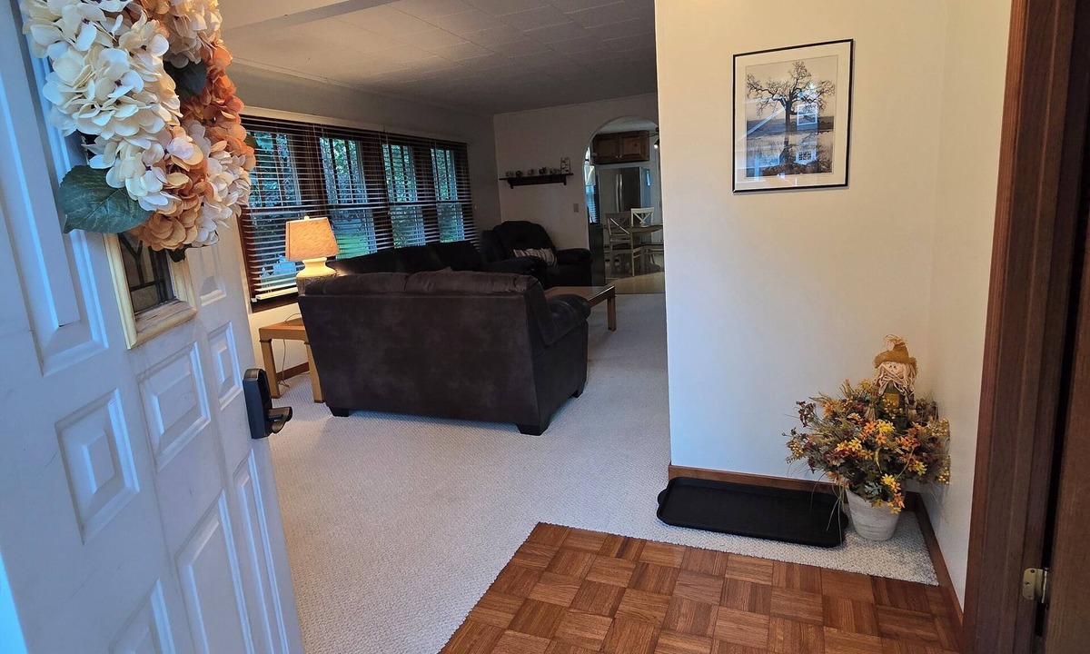 Zenda House | Charming 2-bedroom cottage minutes away from Linn Pier on Lake Geneva