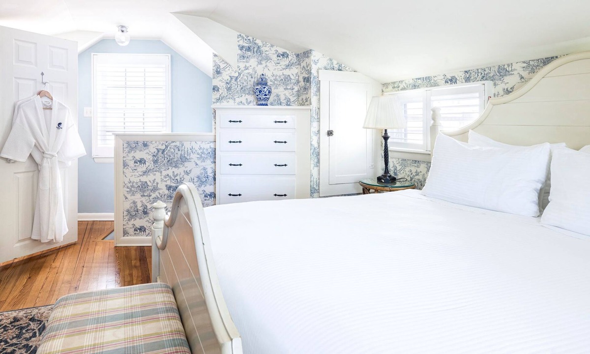 Rehoboth Beach Apartment | Charming 2BR Cottage | Porch & Full Kitchen