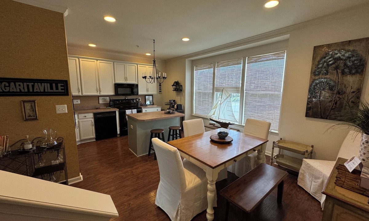 Long Neck House | Charming 3-bedroom 3.5 bath townhome w/seasonal pool