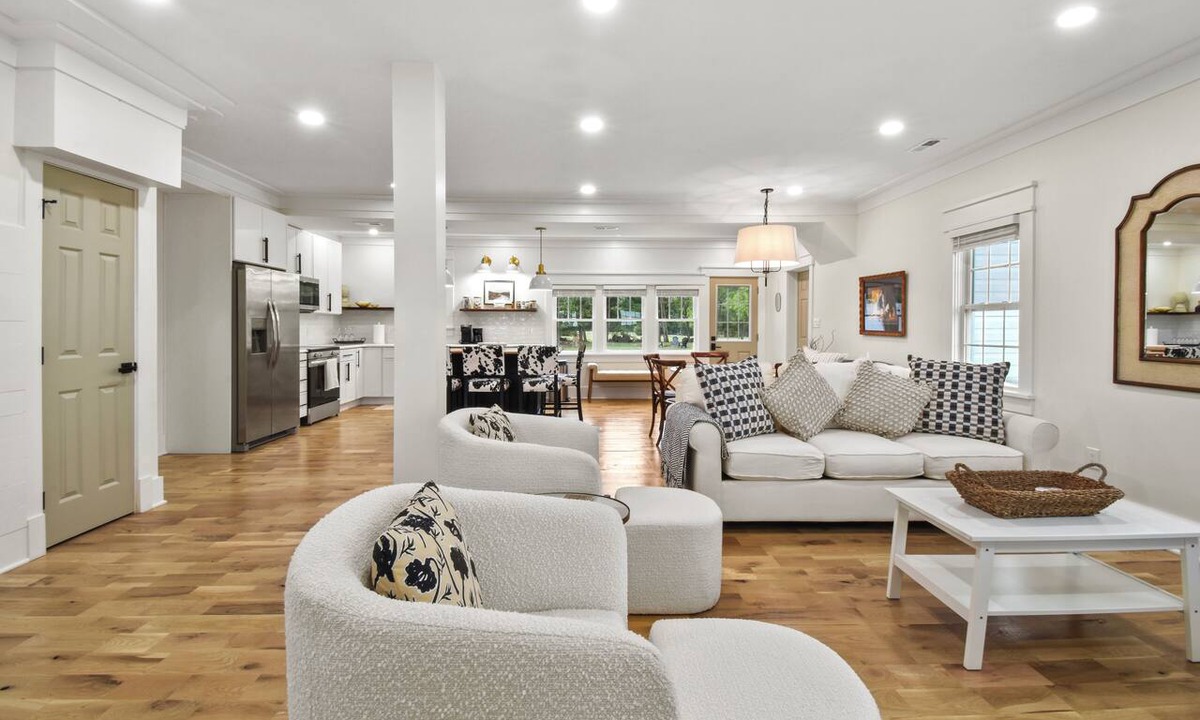Berryville Cottage | Charming 3-bedroom cottage in farm & wine country