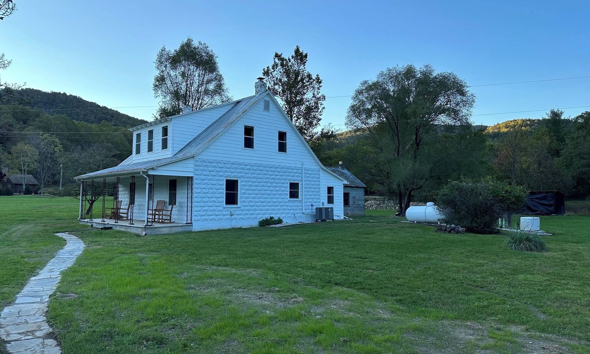 Free Union Other | Charming 3-bedroom farmhouse with AC and WiFi in Free Union