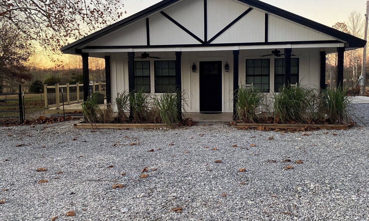 Powell House | Charming 3-bedroom farmhouse with WiFi, AC and heating in wonderful Washburn