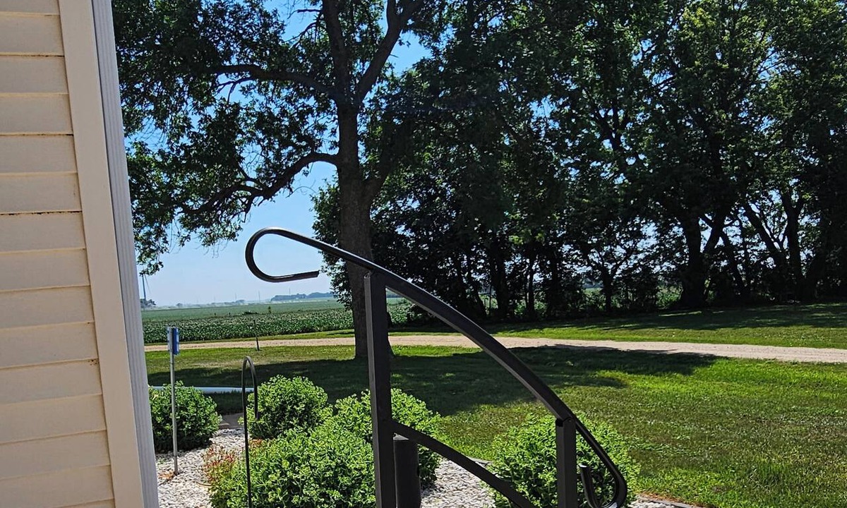 Luverne House | Charming 3-bedroom farmhouse by Luverne with WiFi and AC