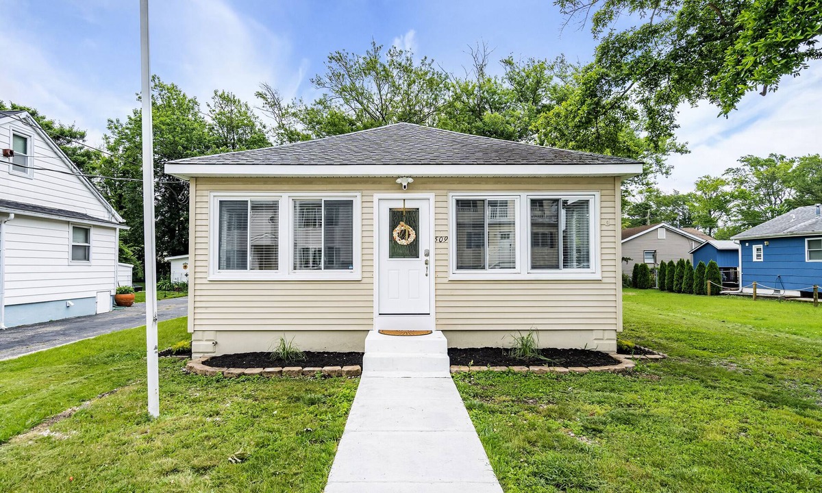 Ortley Beach House | Charming 3-bedroom house with AC and WiFi in Ocean Gate. 2 Blocks from the beach