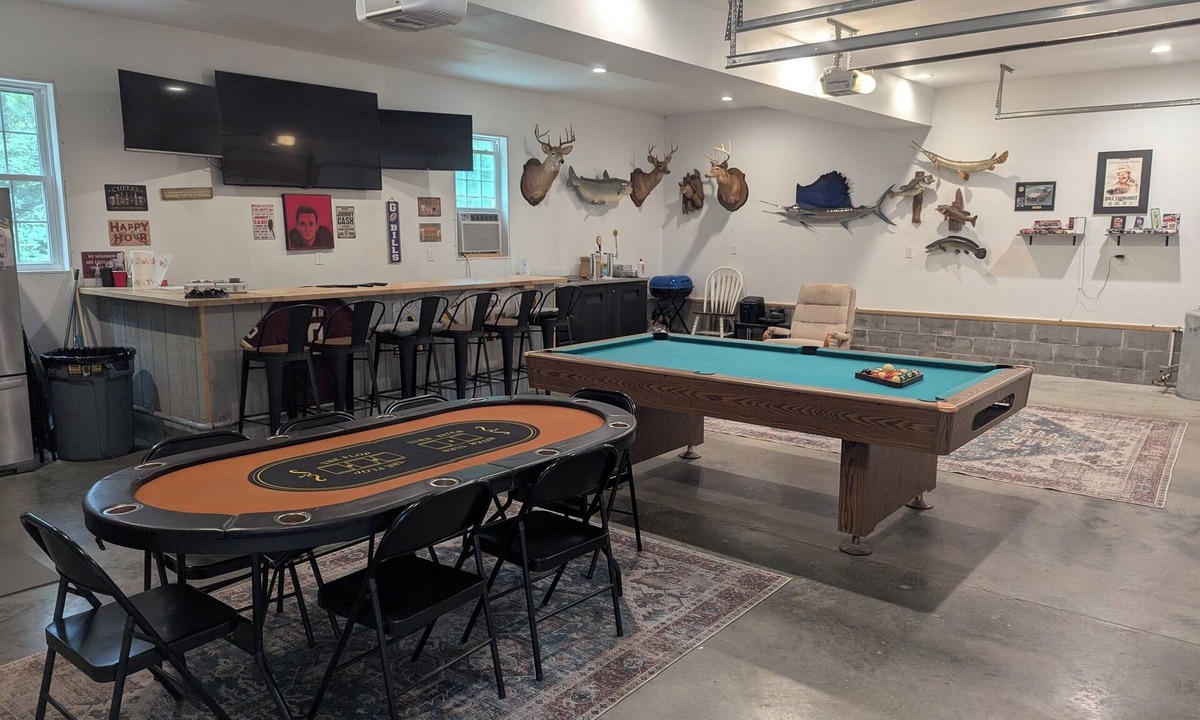 Dutton House | Charming 3-bedroom house/Private Pool + Game Room