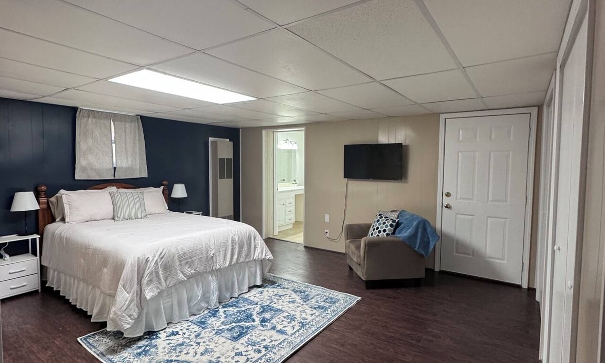 Hannibal House | Charming 3-bedroom house, 2-car garage, and pickleball court