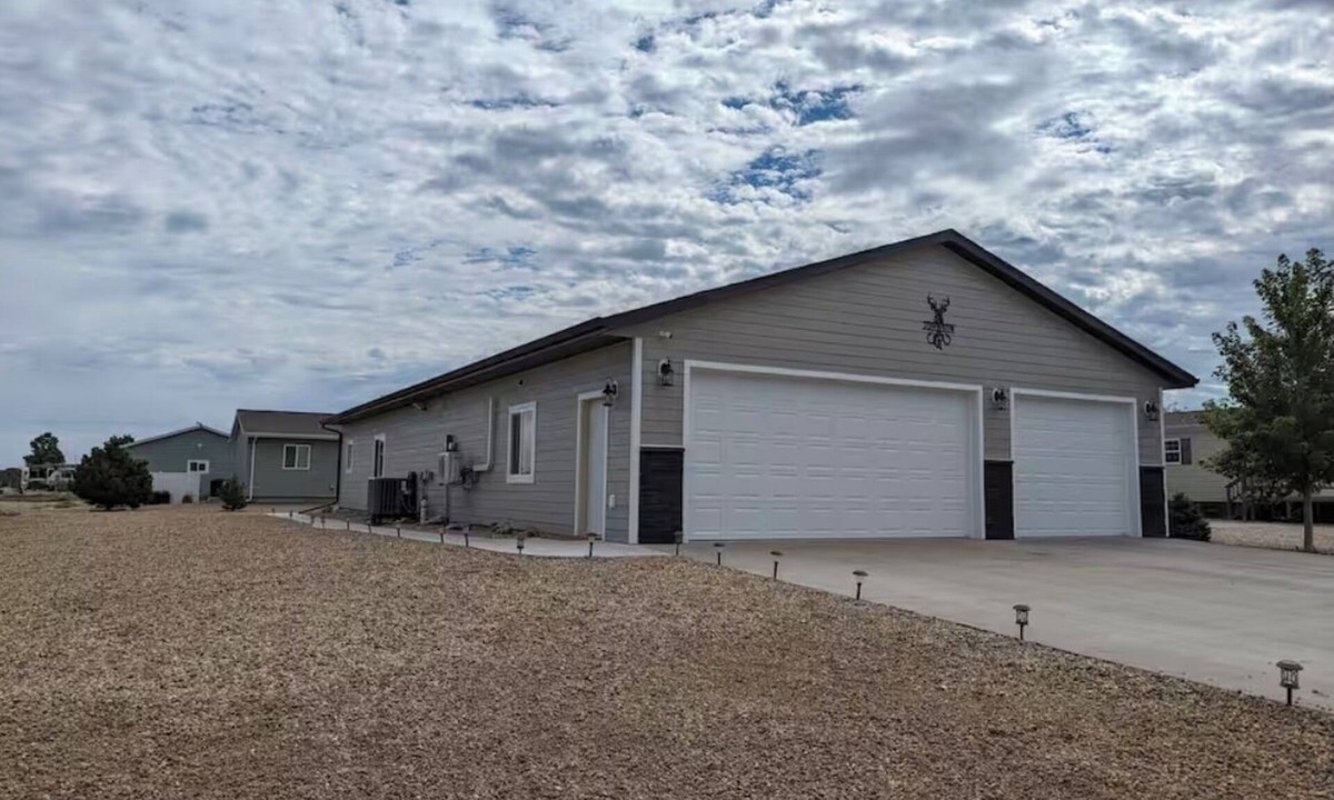 Pierre House | Charming 3-bedroom house with WiFi, AC minutes from Lake Oahe/3 stall garage