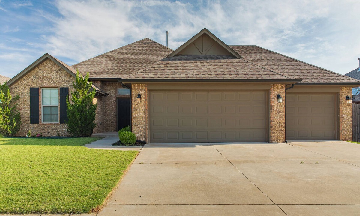 Oklahoma City House | Charming 3-bedroom house in Yukon with indoor fire place