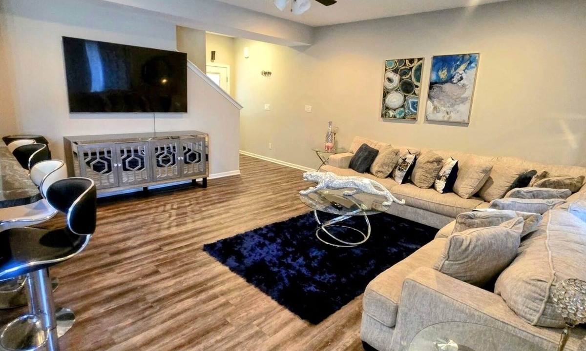 Grimes House | Charming 3-bedroom townhome with AC and WiFi in GrimesnWeekly discount is 10%
