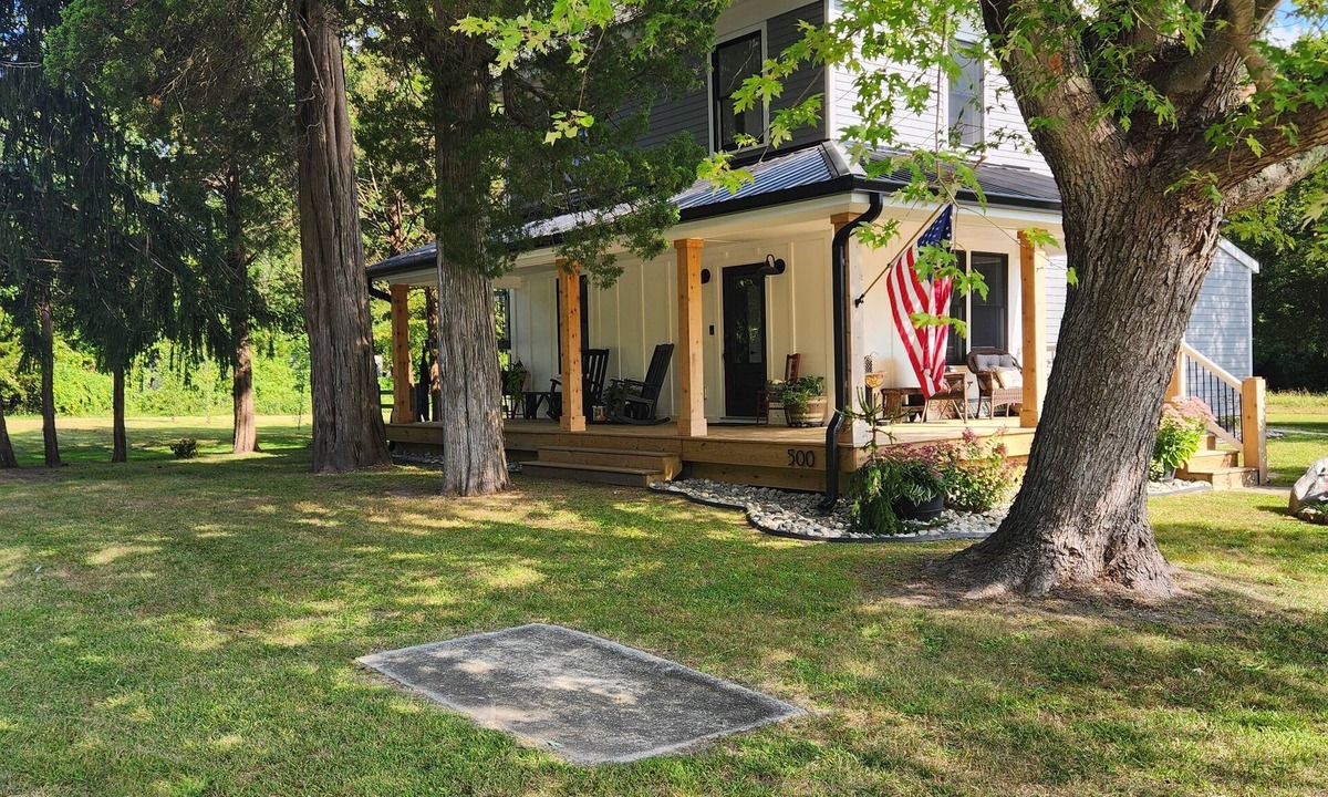 Corbin City House | Charming 3-bedroom farmhouse on 20 acres located in rustic Corbin City.