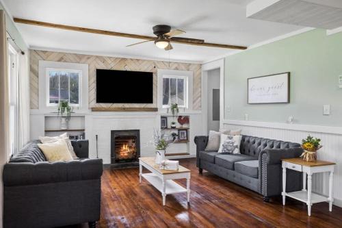 Mountain City House | Charming 4 bedroom farmhouse with large backyard for entertaining