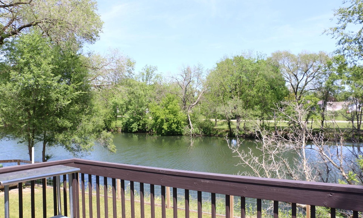 Waucoma House | Charming 4 Bedroom Home in Waucoma, Iowa-River front property