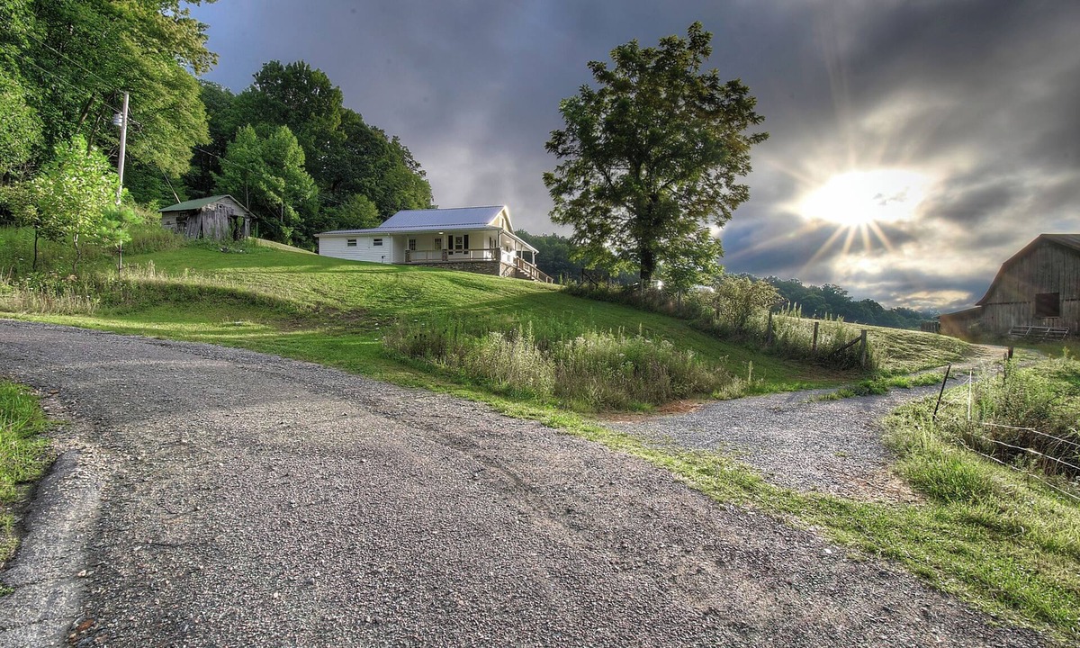 Johnson County House | Charming 4-bedroom farmhouse in Shady Valley, TN with breathtaking view