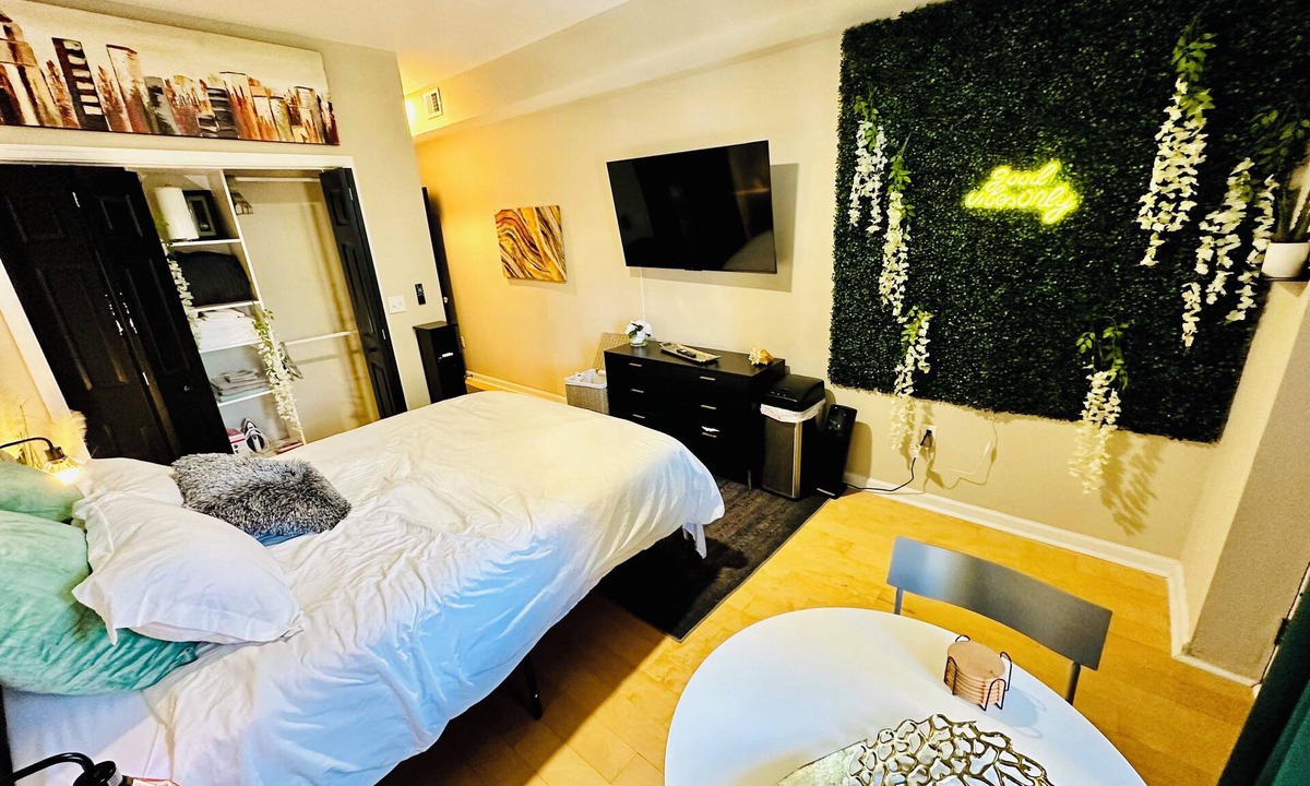Highlandtown House | Charming 5 Star Private Room in Safe Neighborhood! MUST SEE!