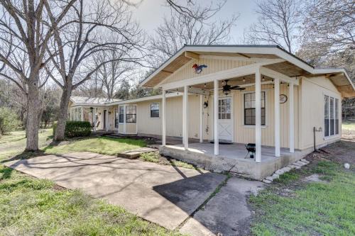 West Oak Hill House | Charming Austin Home on 2 Acres: BBQ & Yard!
