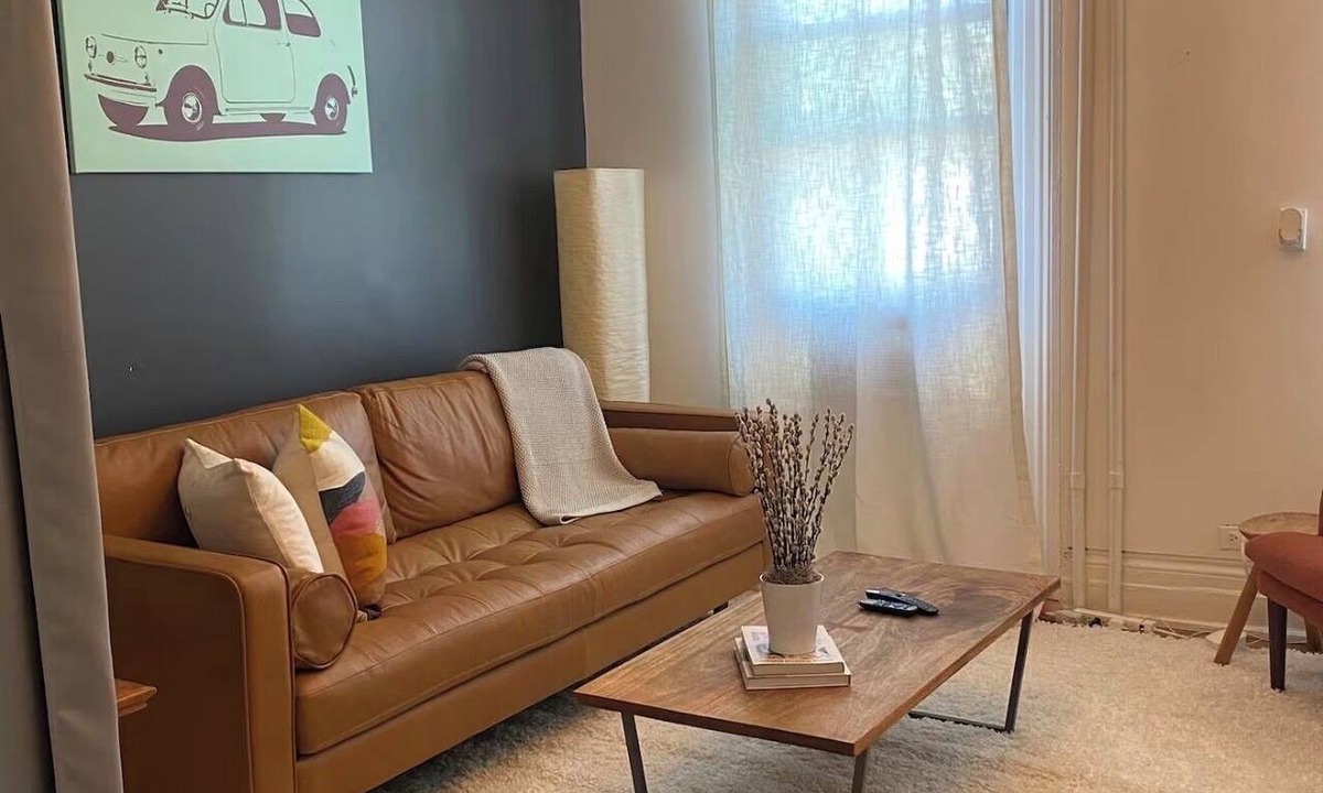 The Heights Apartment | Charming Bright Apartment, Parking, 20 mins to NYC