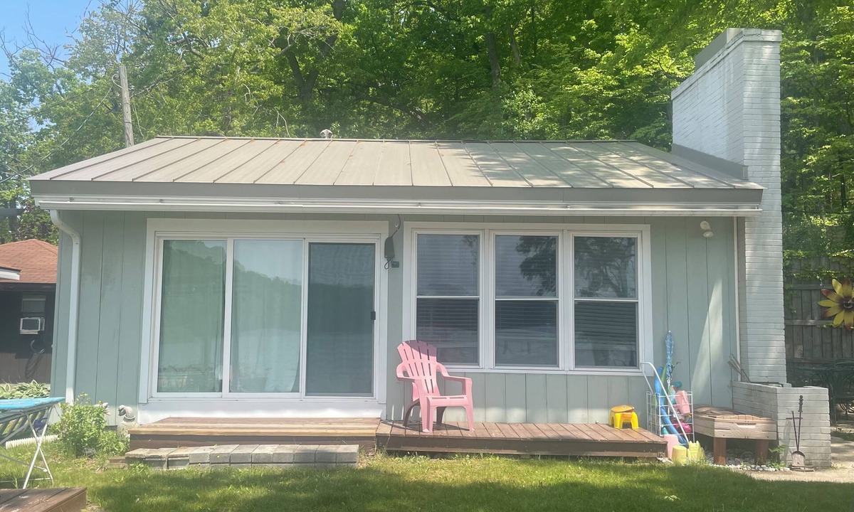 Delton Cottage | Charming Cabin w/AC on private lake, tucked away between Delton and Hastings