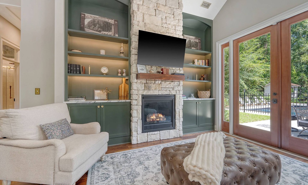 Summerville Historic District Cottage | Charming cottage in historic Summerville 1 king, 1 set bunk beds, heated pool