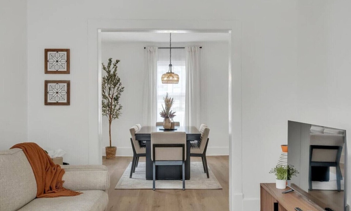 Dahlman House | Charming Cottage Near Zoo
