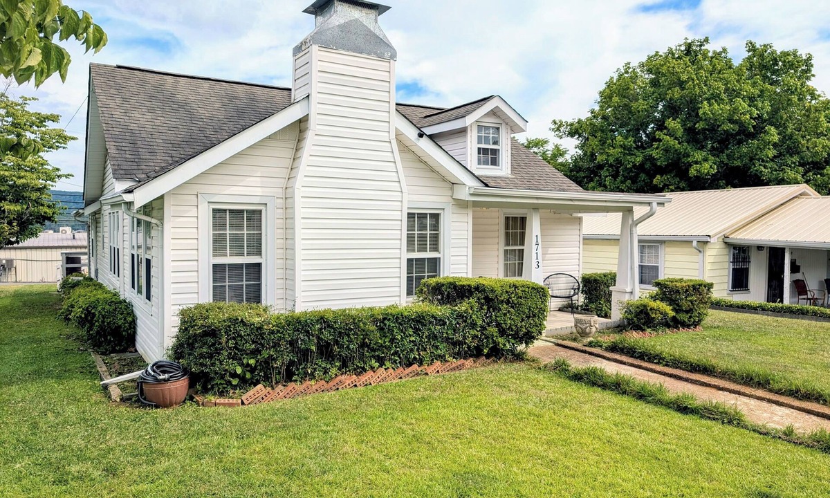 Guntersville Cottage | Charming cottage with 3 bed, 2 bath, and amenities in enchanting Guntersville.