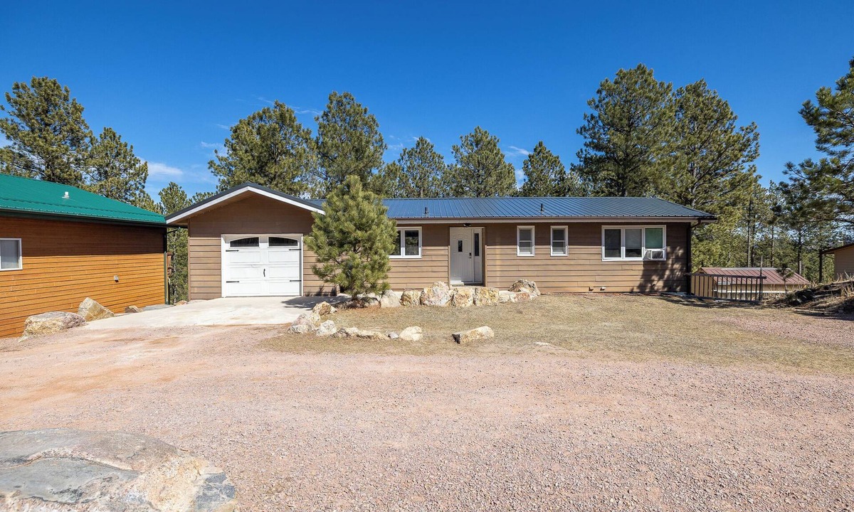 Custer House | Charming Custer Pines with Hot Tub & Pet Friendly