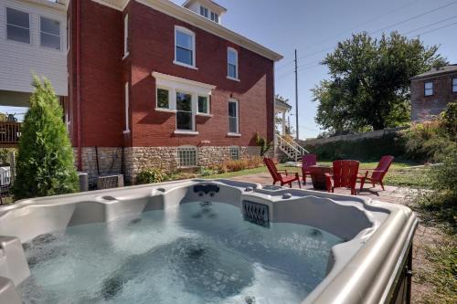 Hannibal House | Charming Escape - Private Hot Tub!