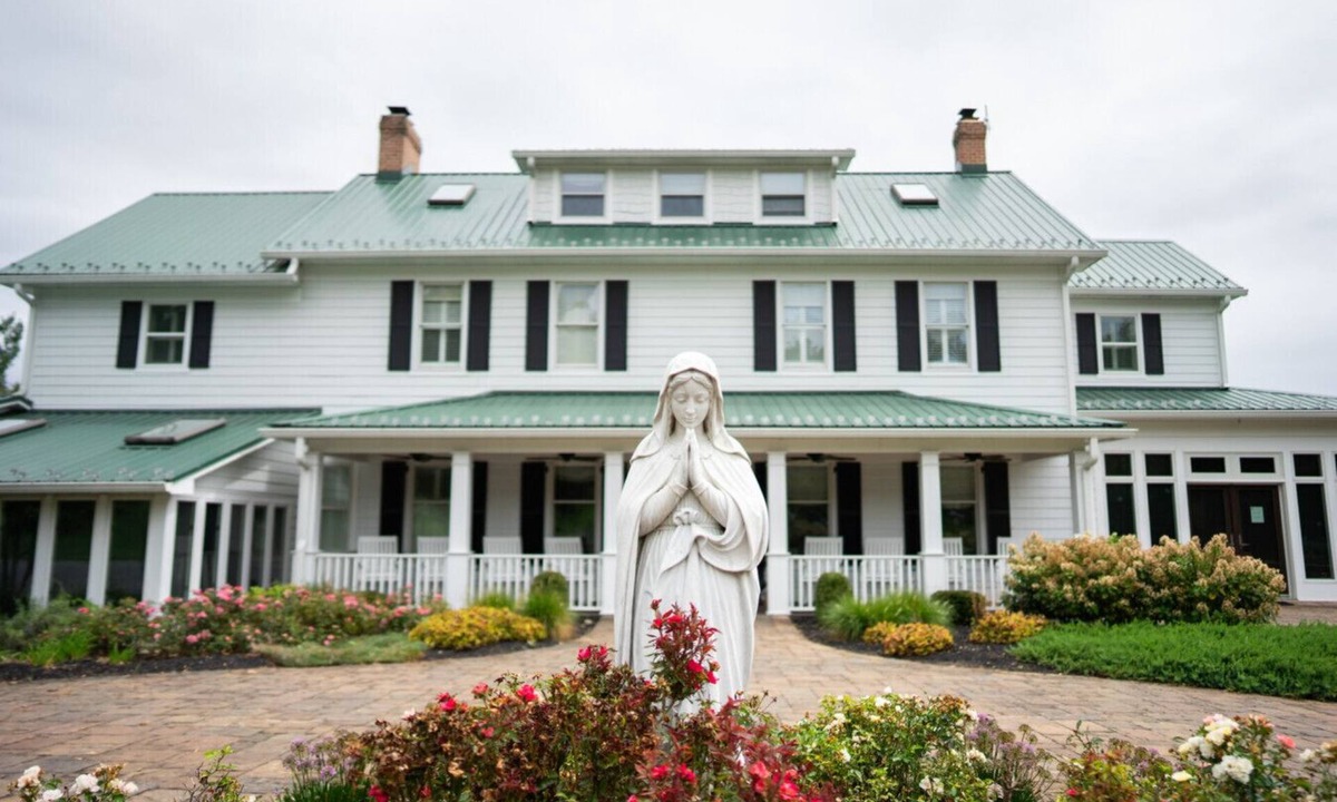 Clarksville Bed & Breakfast | Charming Farmhouse Retreat: Historic Inn Farm Stay