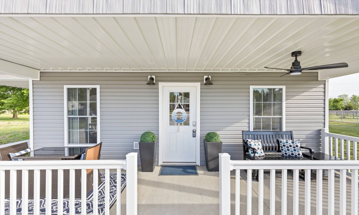 Monroe City House | Charming home minutes away from Mark Twain Lake equipped with all amenities.