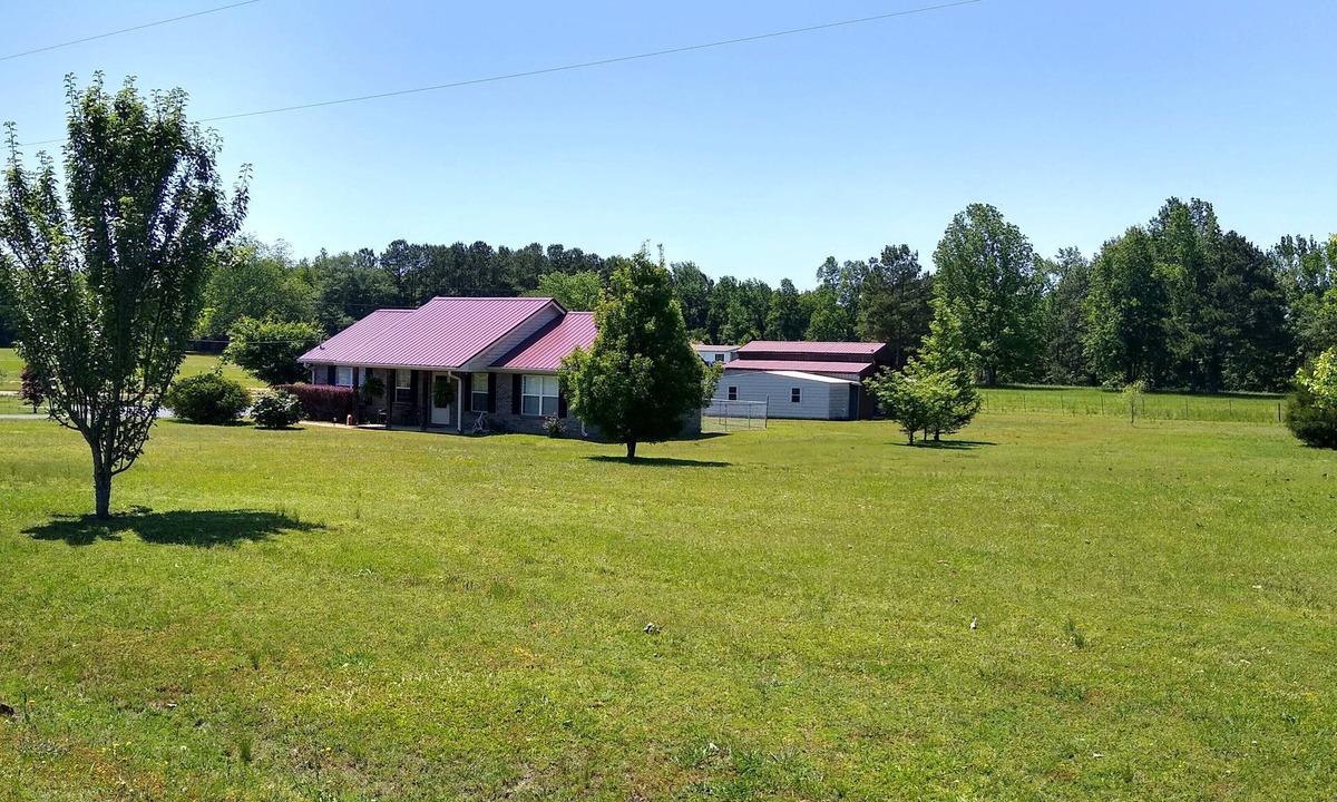 Tallassee House | Charming Honey Bee Cottage 3BR 2 Bath home with WiFi and AC in lovely Tallassee