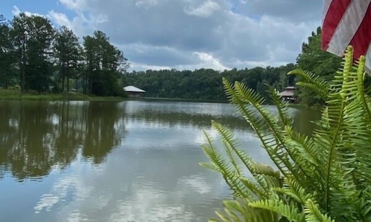 Ashville Cottage | Charming Lakeside Cottage on Golden Pond