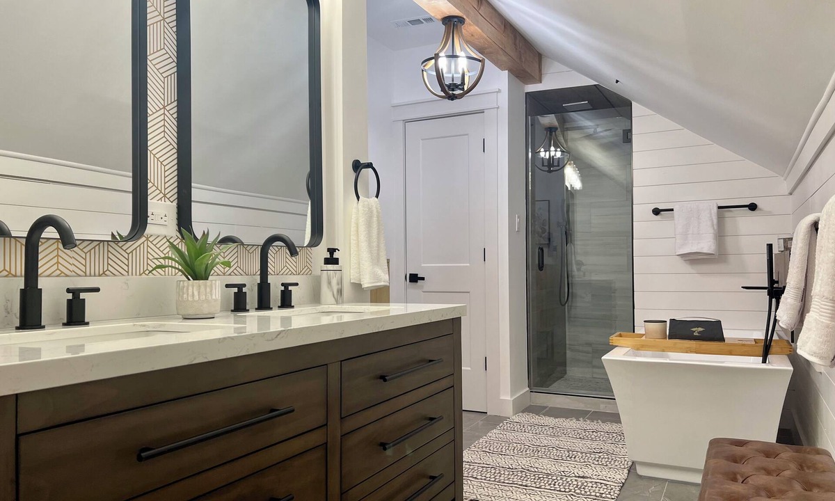 Alpharetta House | Charming Meadow Farmhouse on 1+ acre with Hot Tub, walk to Downtown, Renovated