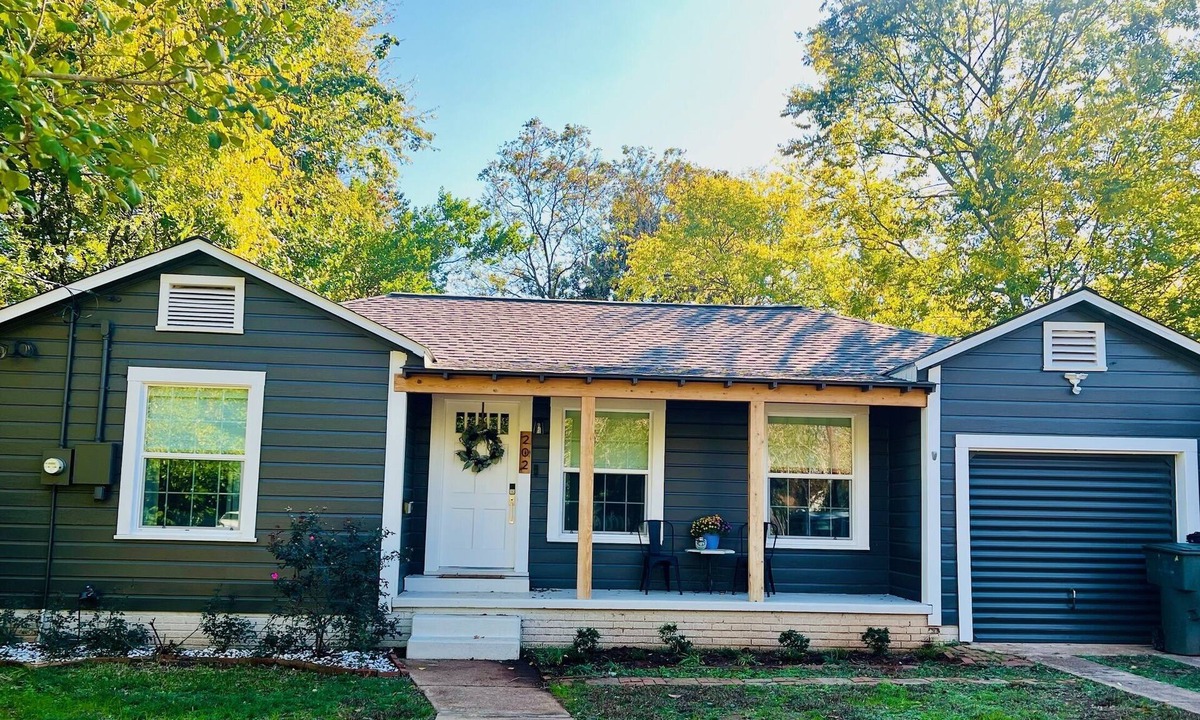 Nacogdoches House | Charming Pine Cottage near SFA, azalea gardens, & walking trails.